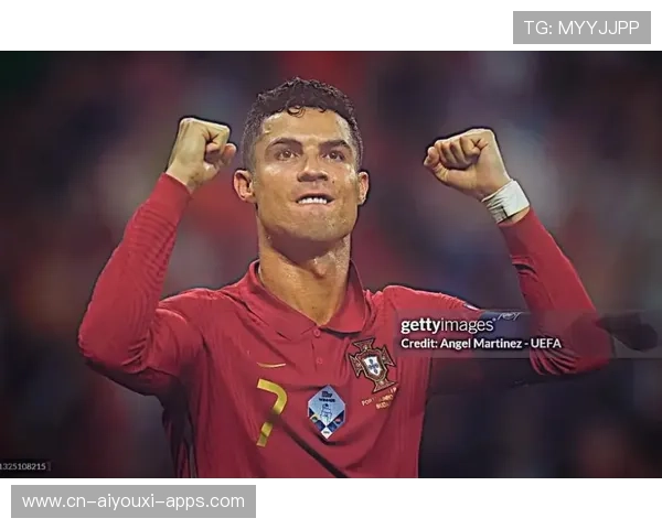 C罗赛后为小球员做示范，教练夸他耐心十足