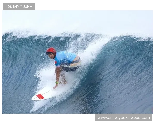 世界冲浪大赛巨浪卷人！选手被救生艇救起