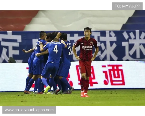 武磊代表上海海港出战热身赛，接外援传中头球破门